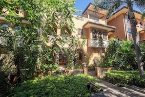 Exterior - Luxury 3BR 3.5 Bath Across the Street from Beach with 2 Private Pools (Playa Langosta)