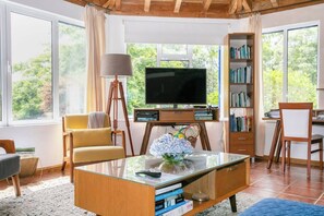 Fernseher, Kamin, Tischtennisplatte