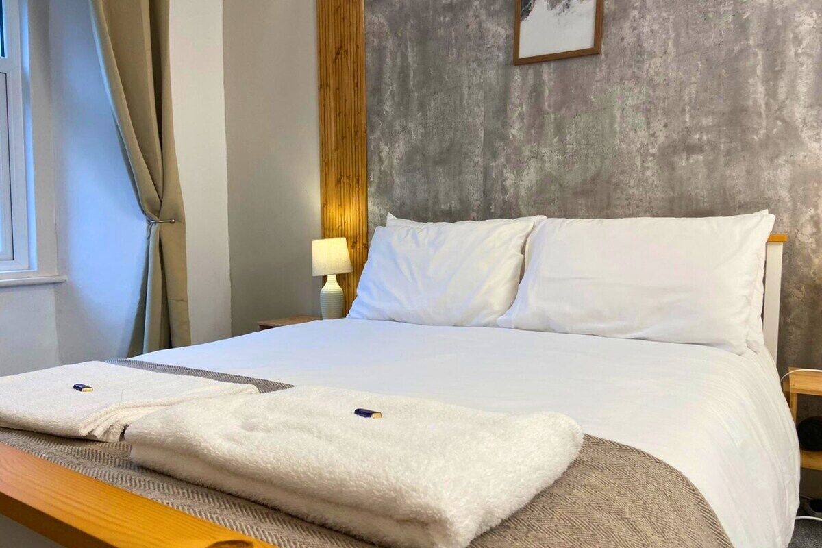 6 bedrooms, iron/ironing board, free WiFi, bed sheets