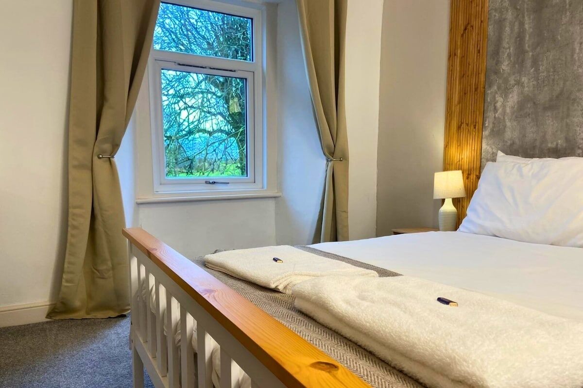 6 bedrooms, iron/ironing board, free WiFi, bed sheets