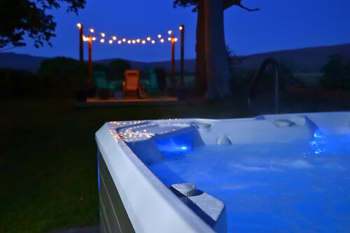 Secluded Hot Tub, Pool, Escape