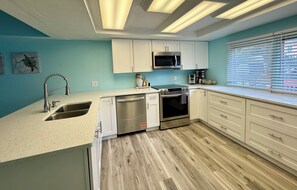 Micro-ondes, plaque de cuisson, lave-vaisselle