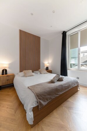 1 soverom, skrivebord, strykejern/-brett og reiseseng for barn