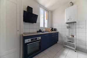 Een koelkast, een magnetron, een koffiezetapparaat/waterkoker