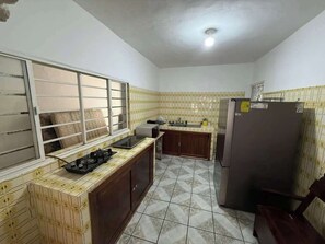 Réfrigérateur, micro-ondes, plaque de cuisson, cafetière/bouilloire