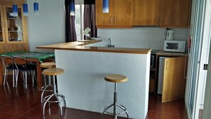 Réfrigérateur, micro-ondes, cafetière/bouilloire, grille-pain
