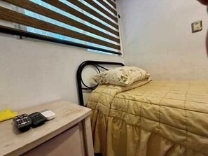 1 habitación, tabla de planchar con plancha y ropa de cama