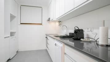 Microwave, oven, dishwasher, coffee/tea maker