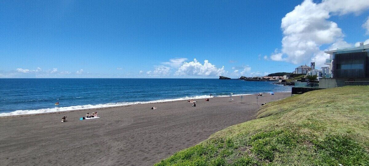 Una spiaggia nelle vicinanze