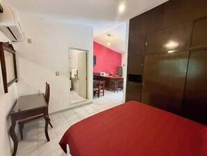 1 chambre, bureau, fer et planche à repasser, Wi-Fi