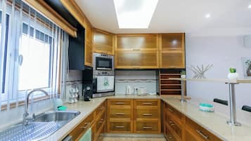 Kjøleskap, mikrobølgeovn, ovn og oppvaskmaskin