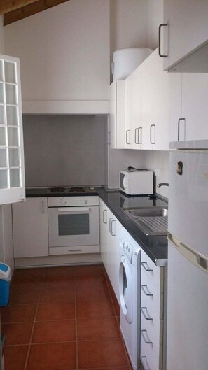 Réfrigérateur, micro-ondes, four, cafetière/bouilloire