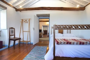 3 bedrooms, desk, Internet, bed sheets