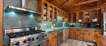 *NEW Sunrise Lodge - Main Cabin | Lakefront