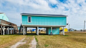 A single-story house with a flat roof, a covered porch, and a small window. - Aransas Bay Getaway by Miss Kitty’s (Rockport)