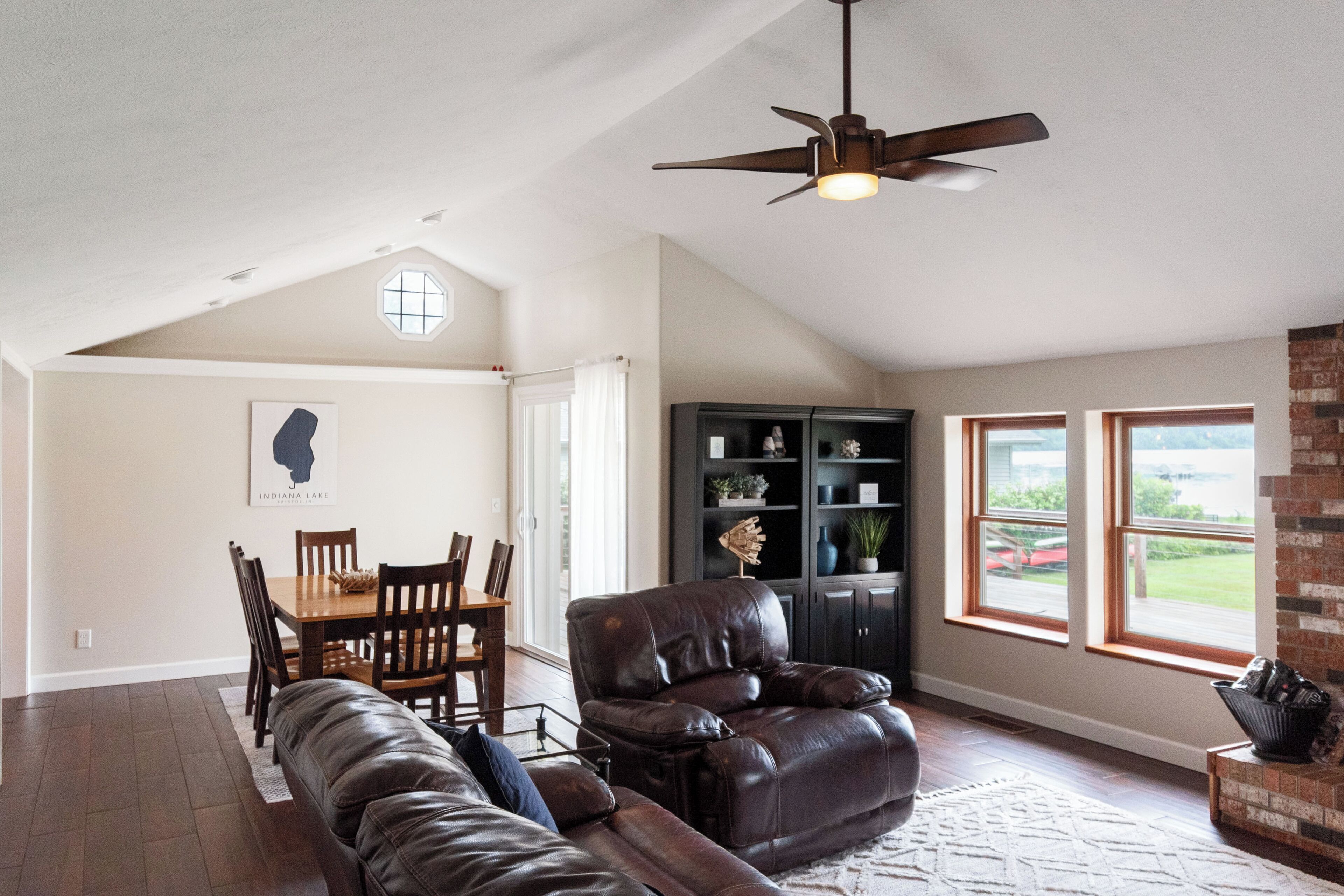 Télévision, cheminée, baby-foot