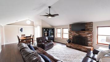 电视、壁炉、桌上足球