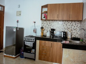 Refrigerador, microondas, horno y cafetera y tetera 