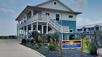 House (4 Bedrooms) | Front of property