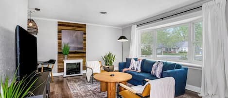 Televisión, chimenea y oficina