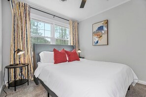 3 chambres, fer et planche à repasser, lit de bébé portatif