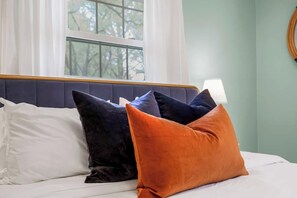 3 dormitorios, tabla de planchar con plancha, cuna de viaje