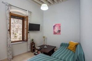 1 slaapkamer, een strijkplank/strijkijzer, wifi, beddengoed