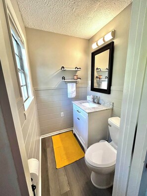 Een haardroger, handdoeken