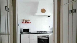 Kaffetrakter/tekoker, kjøleskap, mikrobølgeovn og ovn