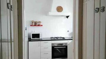 Refrigerador, microondas, horno y cafetera y tetera