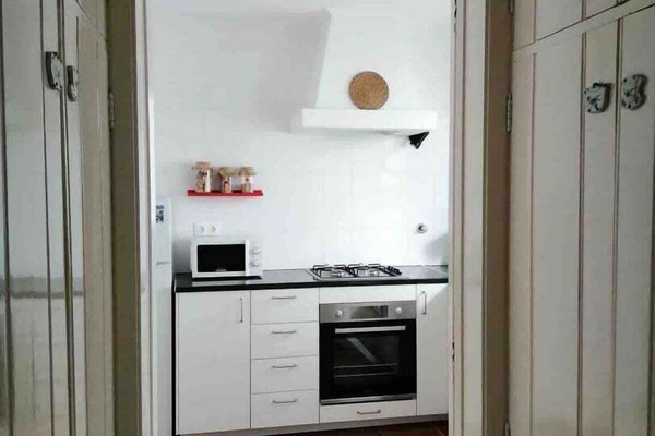 Kühlschrank, Mikrowelle, Ofen, Wasserkocher mit Kaffee-/Teezubehör