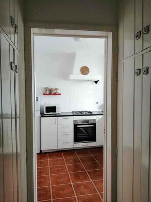 Réfrigérateur, micro-ondes, four, cafetière/bouilloire