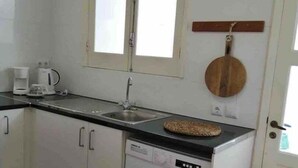 Kaffetrakter/tekoker, kjøleskap, mikrobølgeovn og ovn