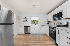 Kylskåp, mikrovågsugn, ugn och spishäll