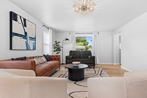 Smart TV, tavolo da calcetto, libri, monitor per computer