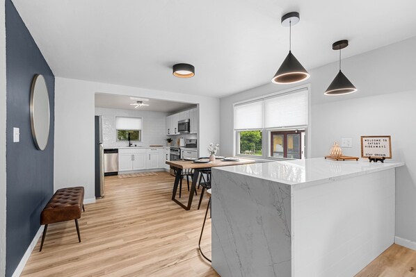 Kylskåp, mikrovågsugn, ugn och spishäll