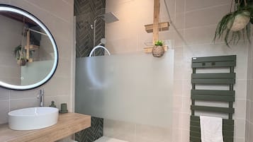 Habitación empresarial | Baño | Amenidades de baño gratuitas, secadora de cabello, batas, toallas