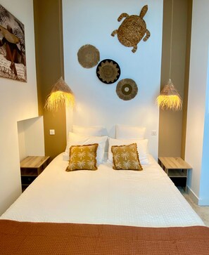 Habitación Confort doble, vistas a la piscina | Ropa de cama de alta calidad y decoración individual