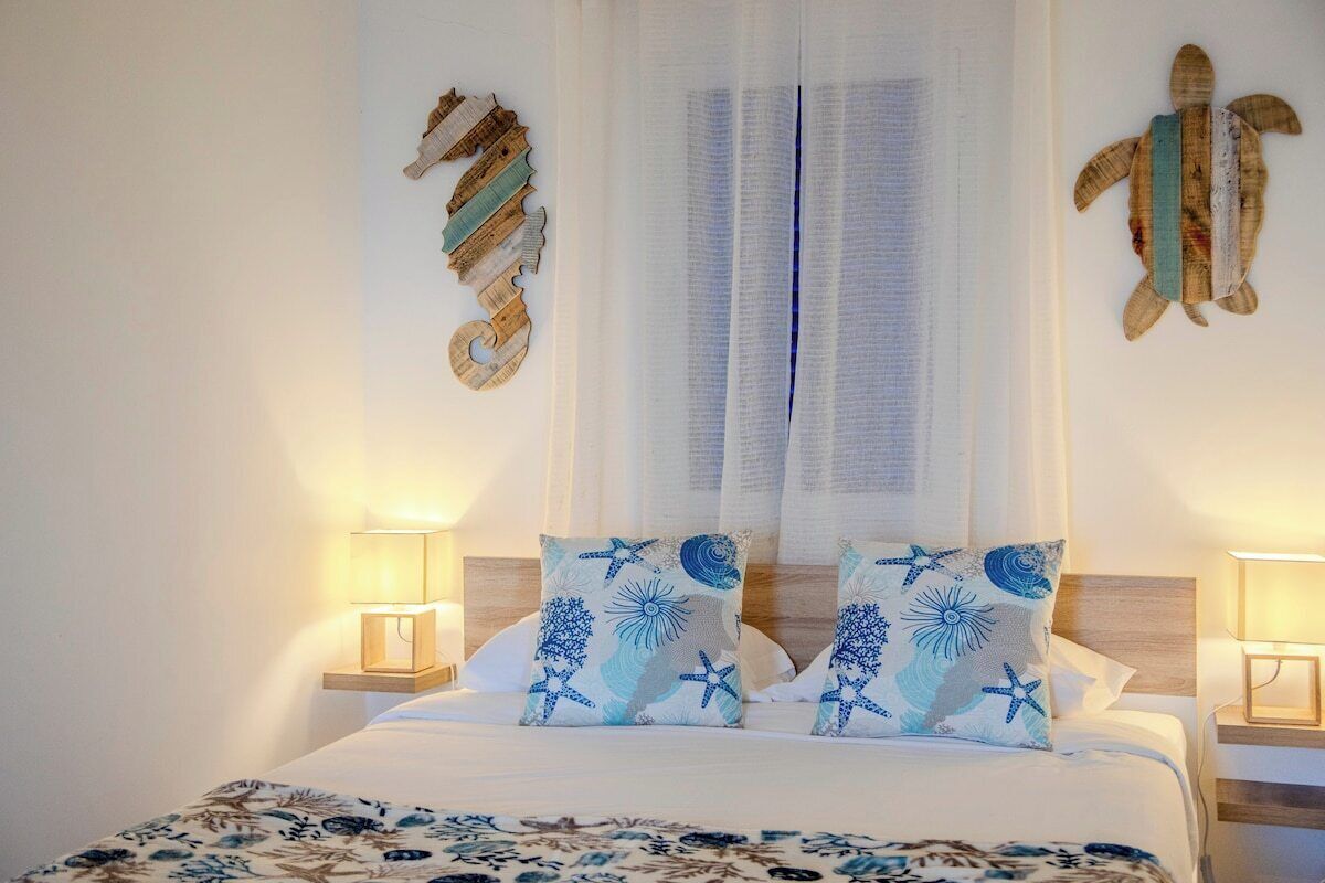 2 slaapkamers, een strijkplank/strijkijzer, internet, beddengoed