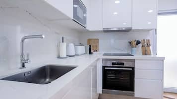 Geladeira, micro-ondas, fogão, cooktop