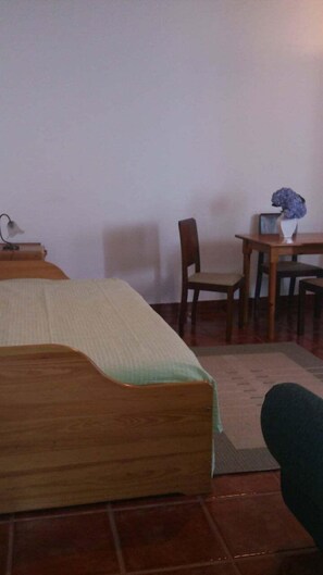 1 chambre, fer et planche à repasser, accès Internet, draps fournis