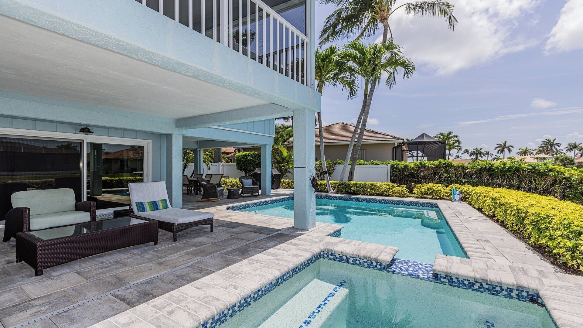 Alberca al aire libre y alberca climatizada