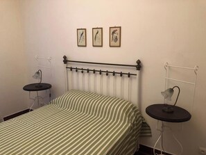 2 quartos, escrivaninha, acesso à internet, roupa de cama