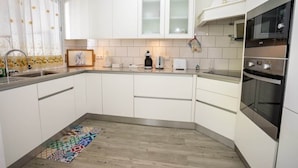 Kaffetrakter/tekoker, kjøleskap, mikrobølgeovn og ovn