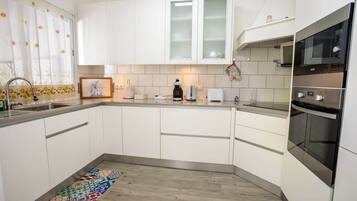 Coffee/tea maker, fridge, microwave, oven