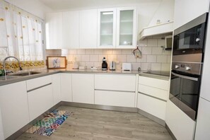 Een koelkast, een magnetron, een oven, een koffiezetapparaat/waterkoker