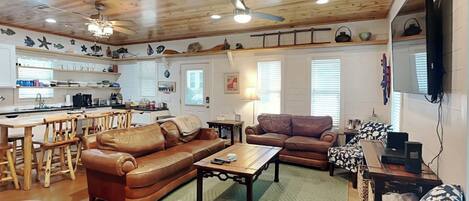 Nhà (4 Bedrooms) | Khu phòng khách | TV