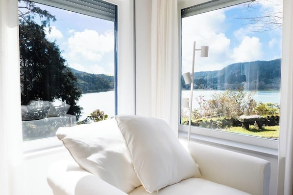 3 bedrooms, iron/ironing board, internet, bed sheets