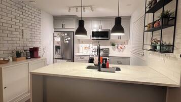 Full-sized fridge, microwave, oven, stovetop