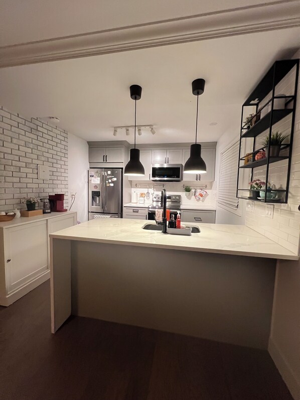 Full-size fridge, microwave, oven, stovetop